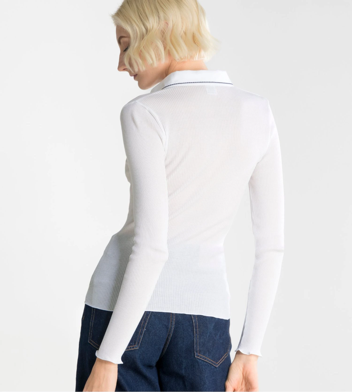 Chemisier Oscalito en Coton Fil d'Écosse Plissé Blanc et Marine – Haut Côtelé de Luxe 6 Chemisier Oscalito en Coton Fil d'Écosse Plissé Blanc et Marine – Haut Côtelé de Luxe – Image 4