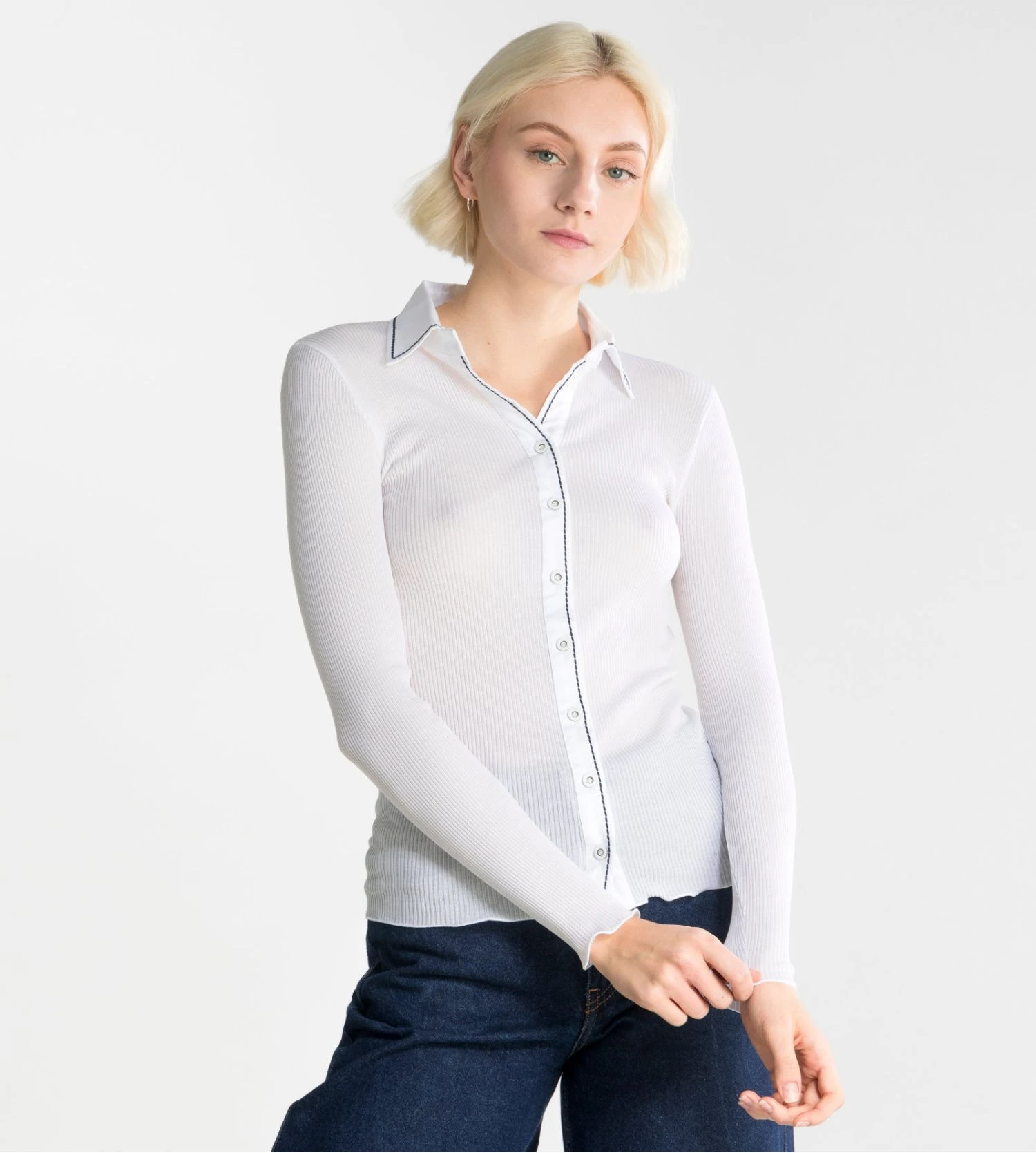 Chemisier Oscalito en Coton Fil d'Écosse Plissé Blanc et Marine – Haut Côtelé de Luxe 7 Chemisier Oscalito en Coton Fil d'Écosse Plissé Blanc et Marine – Haut Côtelé de Luxe – Image 5