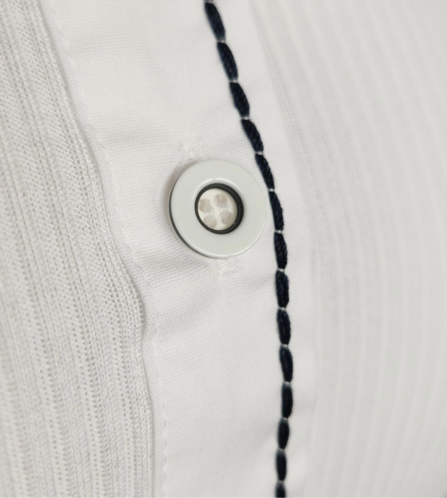 Chemisier Oscalito en Coton Fil d'Écosse Plissé Blanc et Marine – Haut Côtelé de Luxe 9 Chemisier Oscalito en Coton Fil d'Écosse Plissé Blanc et Marine – Haut Côtelé de Luxe – Image 7