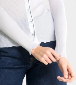 Chemisier Oscalito en Coton Fil d'Écosse Plissé Blanc et Marine – Haut Côtelé de Luxe 17 Chemisier Oscalito en Coton Fil d'Écosse Plissé Blanc et Marine – Haut Côtelé de Luxe -Lingerie Sipp gilet chemisier coton blanc 7