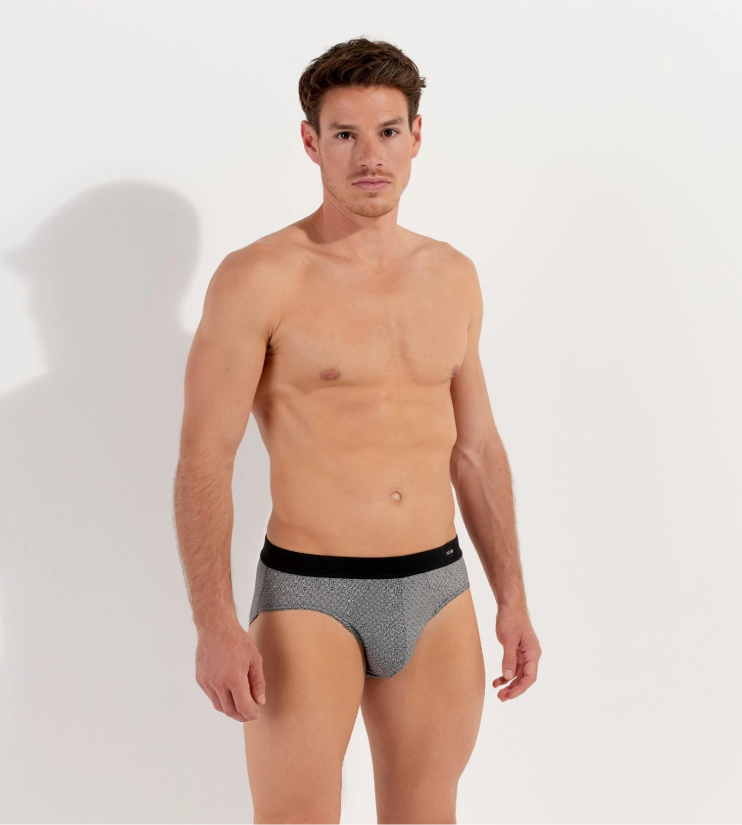 Hom Slip Mini HO1 Herbie – Imprimé Géométrique Noir et Blanc en Coton Modal 8 Hom Slip Mini HO1 Herbie – Imprimé Géométrique Noir et Blanc en Coton Modal – Image 6