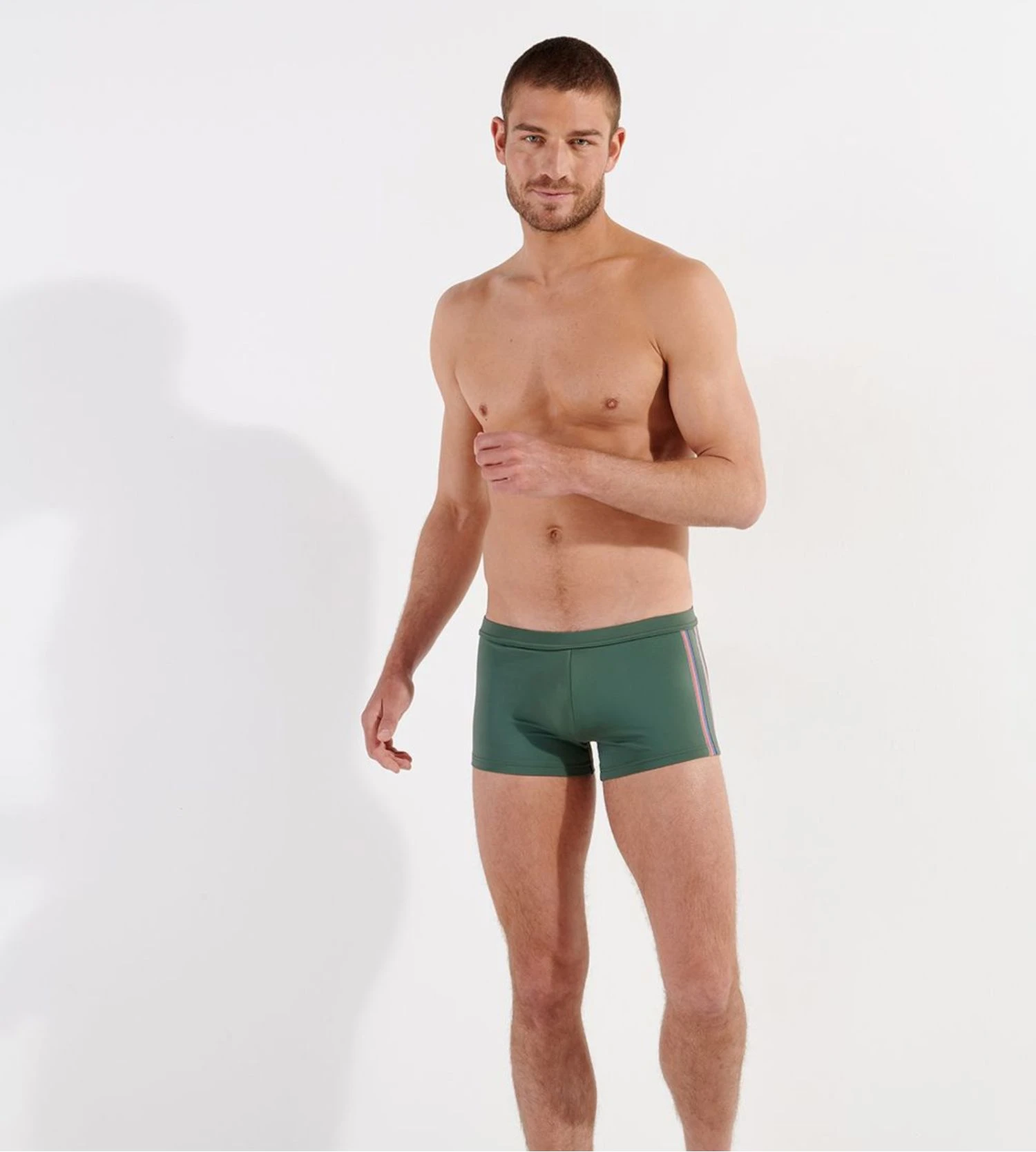 Hom Nautical Cup Vert Kaki – Bandes Latérales Sportives Boxer de Bain 6 Hom Nautical Cup Vert Kaki – Bandes Latérales Sportives Boxer de Bain – Image 4