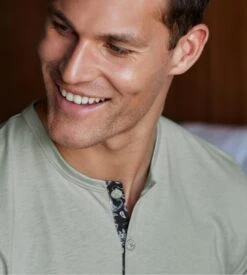 Impetus Pyjama Court Homme Marine et Sauge – Ensemble Lyocell Col Tunisien et Short Imprimé -Lingerie Sipp impetus pyj h tunisien court lyocell gn069 marine sauge 3