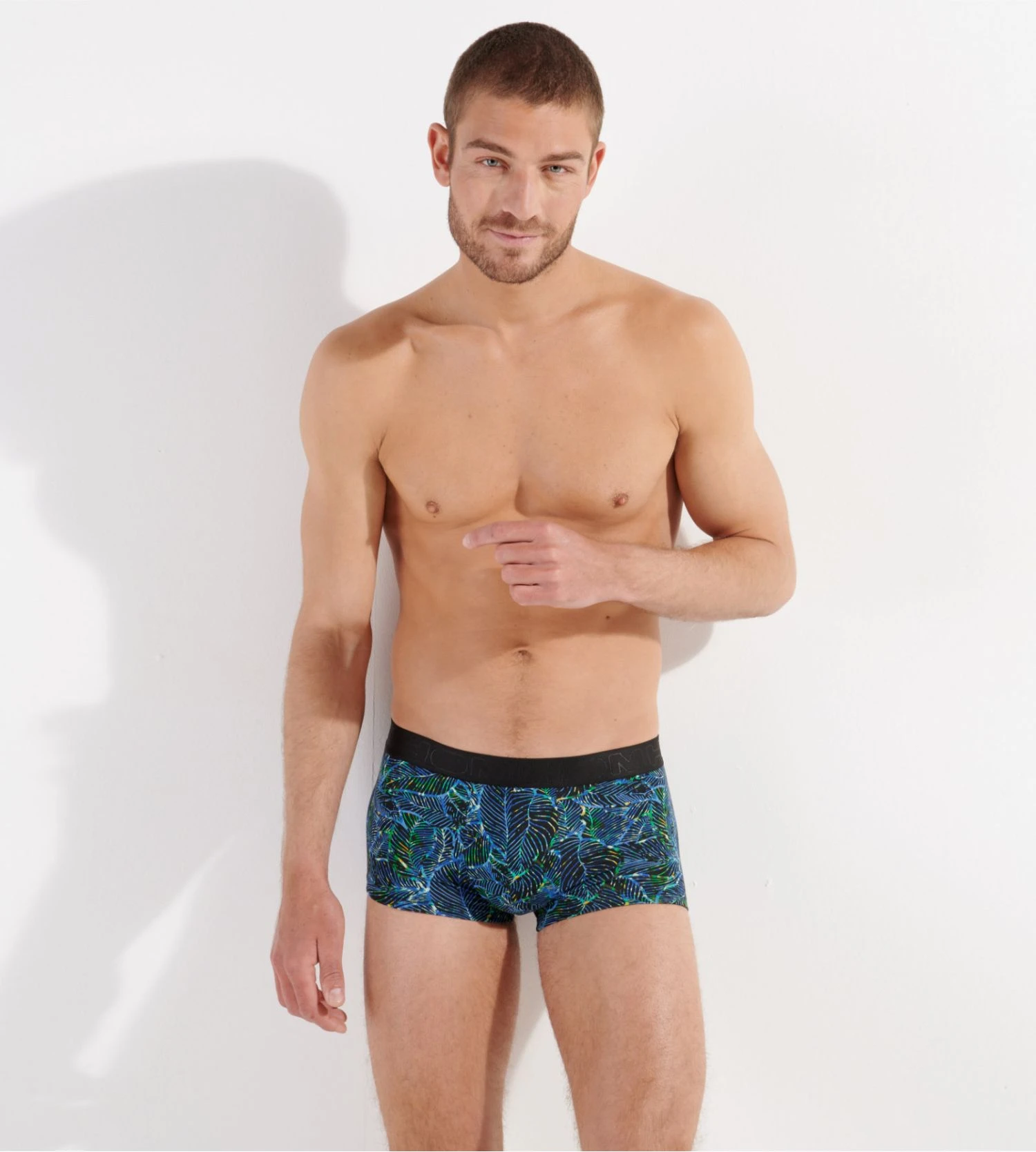 Shorty Homme Hom JARROD Blue Print – Boxer Court en Coton & Modal Imprimé Feuillage Lumineux 10 Shorty Homme Hom JARROD Blue Print – Boxer Court en Coton & Modal Imprimé Feuillage Lumineux – Image 8