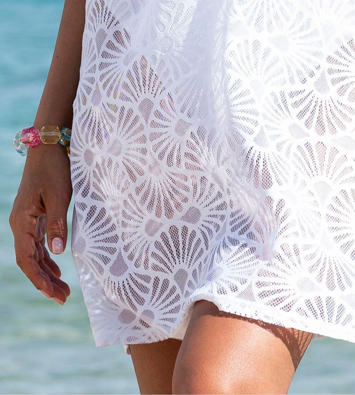 Antigel La Muse Dentelle Blanc – Tunique de Plage en Dentelle Coquillage avec Pompons 5 Antigel La Muse Dentelle Blanc – Tunique de Plage en Dentelle Coquillage avec Pompons – Image 3