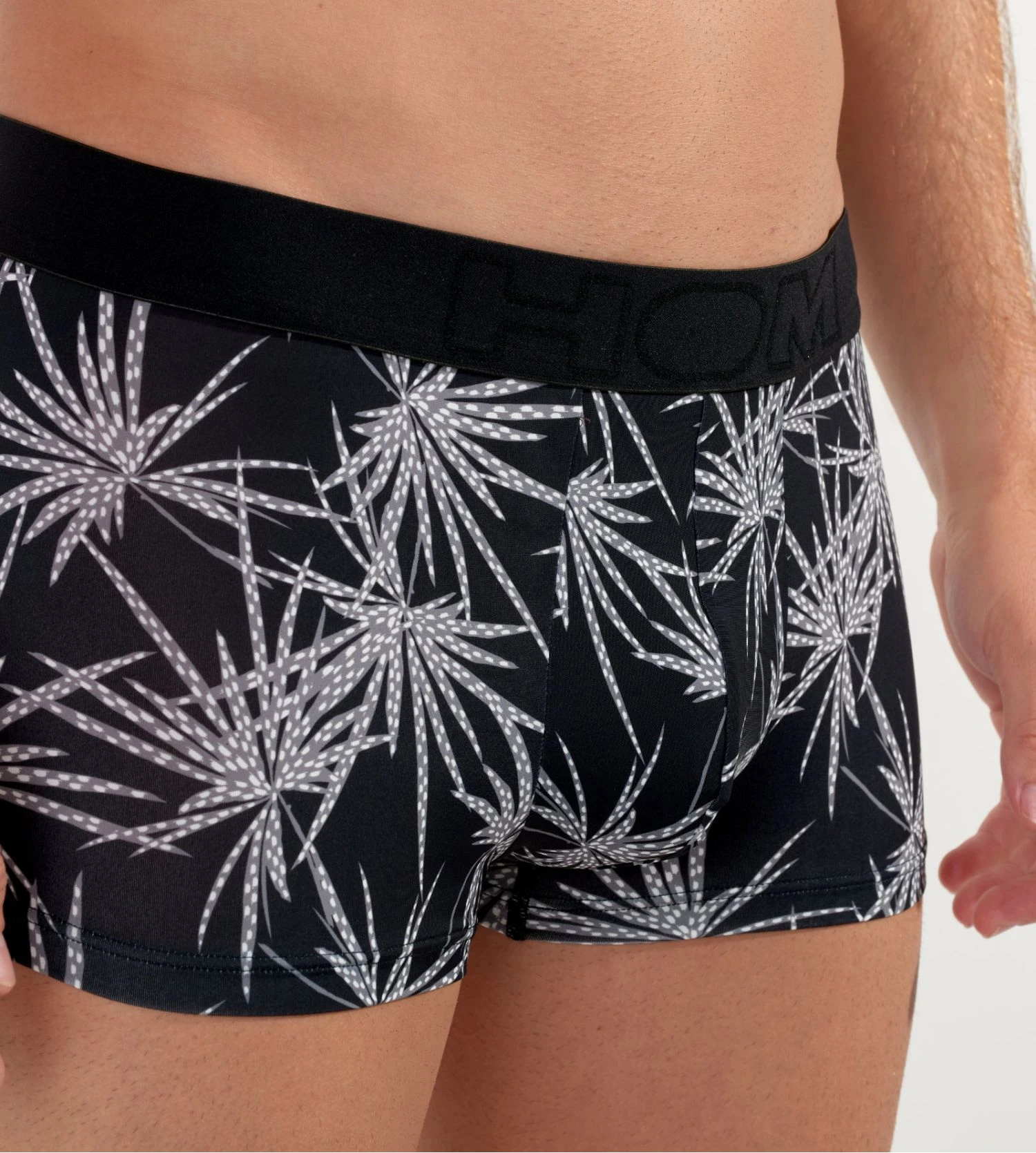 Hom Boxer Lanzarote Noir – Trunk Homme Imprimé Floral en Polyamide Soyeux 5 Hom Boxer Lanzarote Noir – Trunk Homme Imprimé Floral en Polyamide Soyeux – Image 3