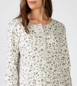 Liquette Massana Grise à Imprimé Léopard – Chemise de Nuit Longue à Col Boutonné -Lingerie Sipp liquette femme boutonnee leopard 2
