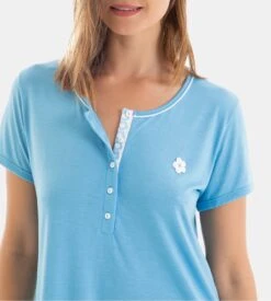 Massana Liquette Bleue Boutonnée – Chemise de Nuit Courte avec Détail Fleur Blanche 8 Massana Liquette Bleue Boutonnée – Chemise de Nuit Courte avec Détail Fleur Blanche -Lingerie Sipp liquette manches courtes bleu ciel 2