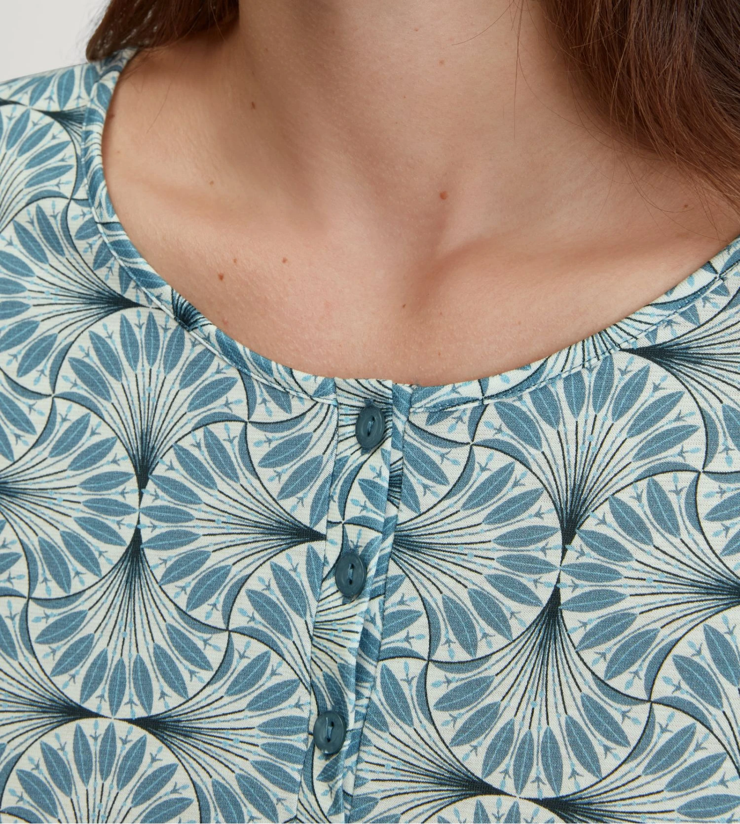 Calida Mystic Nights Smoke Blue – Chemise de Nuit Manches Longues en Coton Bio Interlock 5 Calida Mystic Nights Smoke Blue – Chemise de Nuit Manches Longues en Coton Bio Interlock – Image 3