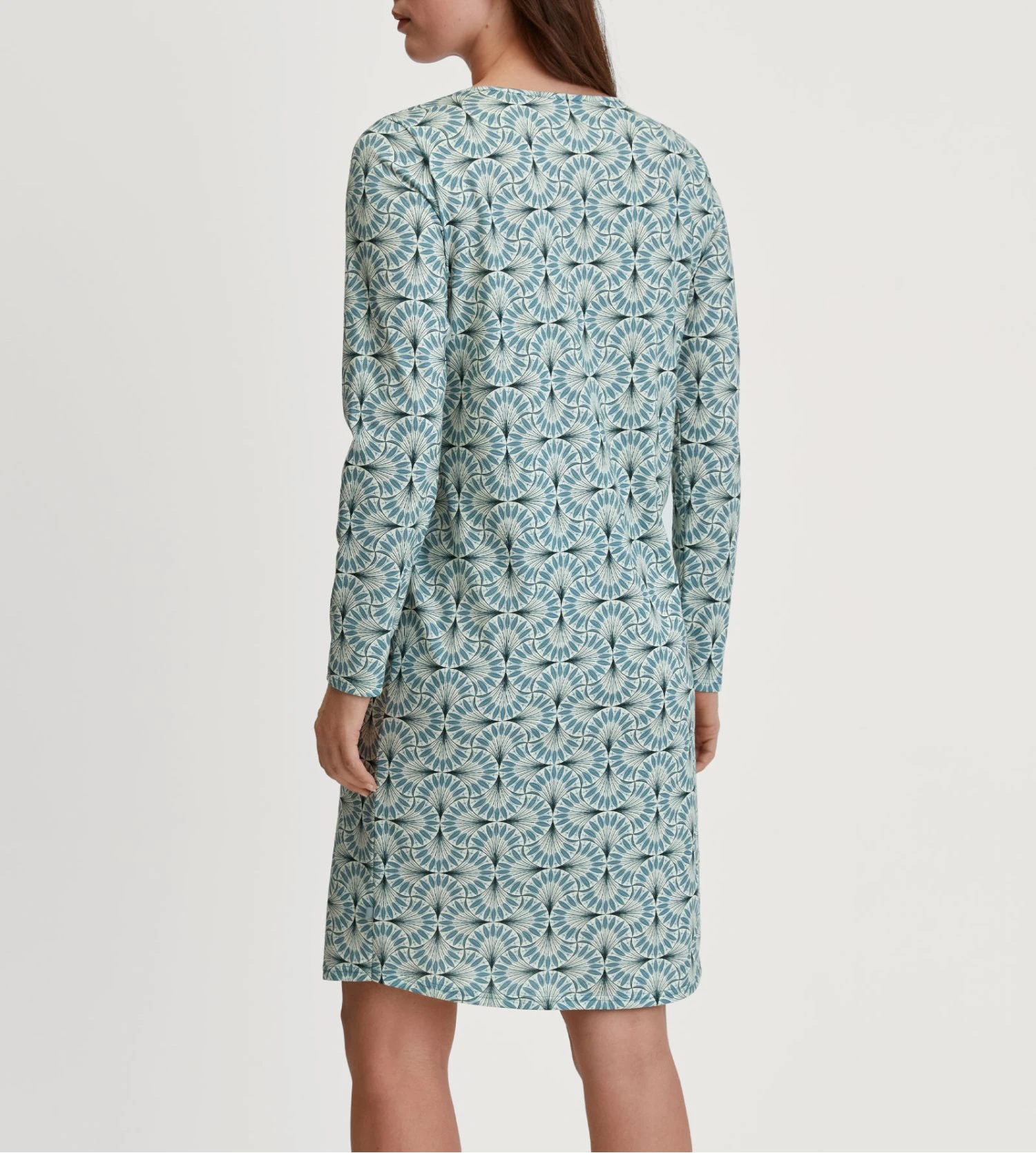 Calida Mystic Nights Smoke Blue – Chemise de Nuit Manches Longues en Coton Bio Interlock 6 Calida Mystic Nights Smoke Blue – Chemise de Nuit Manches Longues en Coton Bio Interlock – Image 4