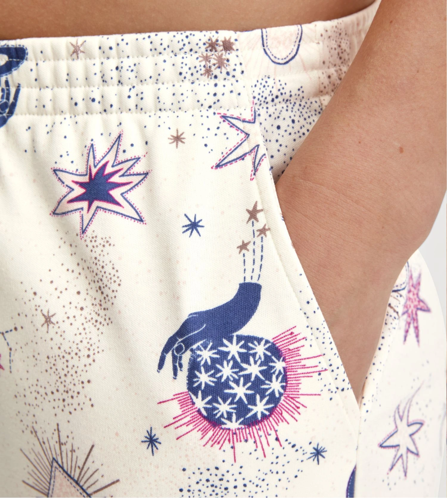 Calida Favourites Universe Charm Cream - Bas de Pyjama Imprimé en Coton Bio Interlock 5 Calida Favourites Universe Charm Cream - Bas de Pyjama Imprimé en Coton Bio Interlock – Image 3