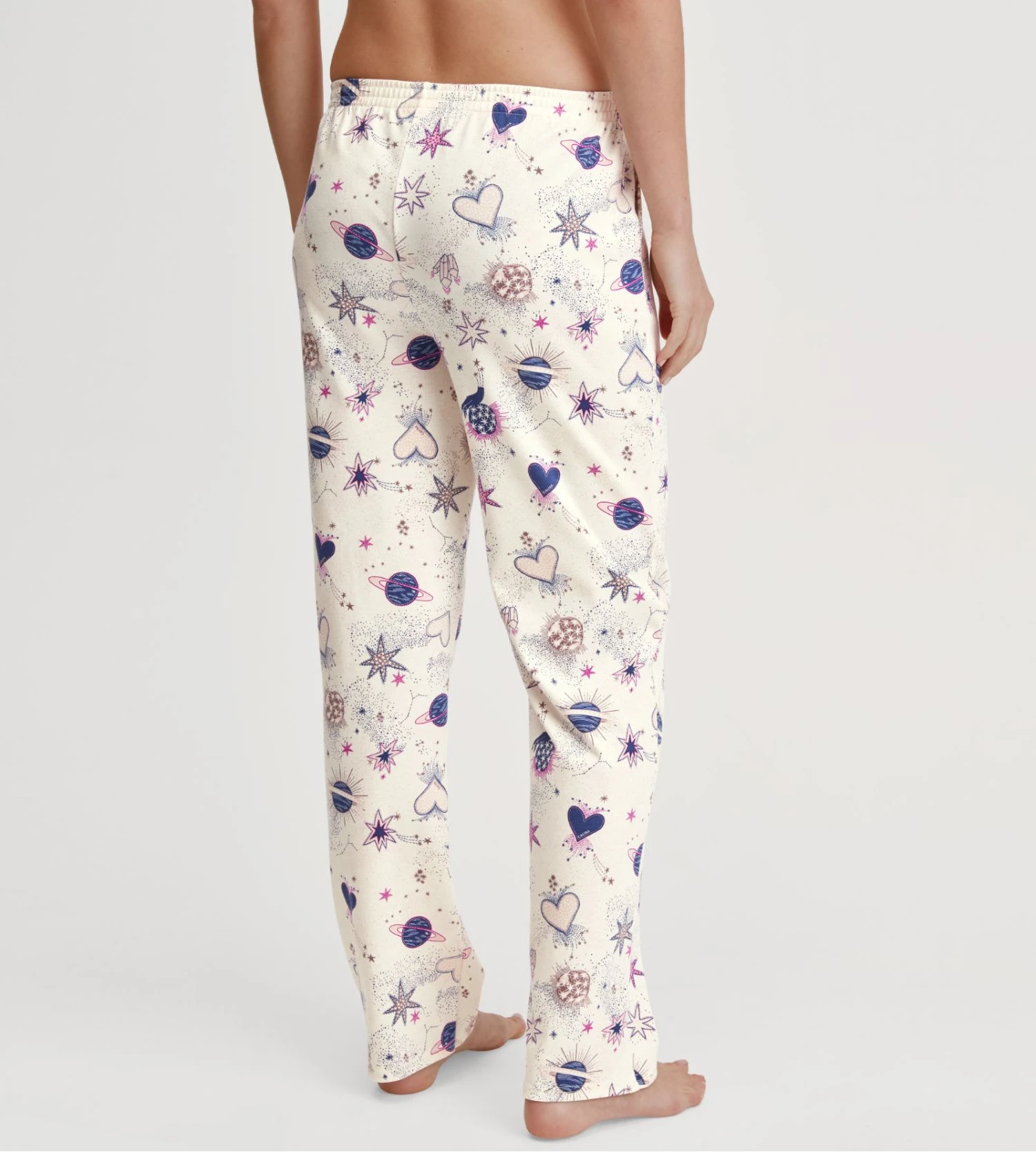 Calida Favourites Universe Charm Cream - Bas de Pyjama Imprimé en Coton Bio Interlock 7 Calida Favourites Universe Charm Cream - Bas de Pyjama Imprimé en Coton Bio Interlock – Image 5
