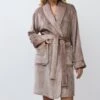 Aruelle Peignoir Femme Eva Brun Chocolat – Robe de Chambre Douce en Pilou avec Détails Satin -Lingerie Sipp peignoir col chale pilou uni choco
