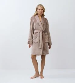 Aruelle Peignoir Femme Eva Brun Chocolat – Robe de Chambre Douce en Pilou avec Détails Satin -Lingerie Sipp peignoir col chale pilou uni choco 2