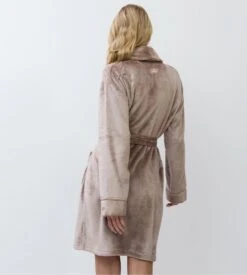 Aruelle Peignoir Femme Eva Brun Chocolat – Robe de Chambre Douce en Pilou avec Détails Satin -Lingerie Sipp peignoir col chale pilou uni choco 3