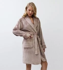 Aruelle Peignoir Femme Eva Brun Chocolat – Robe de Chambre Douce en Pilou avec Détails Satin -Lingerie Sipp peignoir col chale pilou uni choco 4