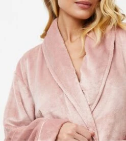Peignoir Pilou Femme Aruelle Eva Rose – Robe de Chambre Ultra Douce à Détails Satin -Lingerie Sipp peignoir col chale pilou uni rose pink 1