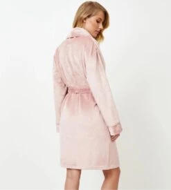 Peignoir Pilou Femme Aruelle Eva Rose – Robe de Chambre Ultra Douce à Détails Satin -Lingerie Sipp peignoir col chale pilou uni rose pink 2