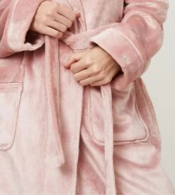 Peignoir Pilou Femme Aruelle Eva Rose – Robe de Chambre Ultra Douce à Détails Satin -Lingerie Sipp peignoir col chale pilou uni rose pink 5
