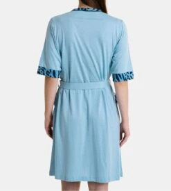 Massana Peignoir Femme Bleu Huile avec Bordures Imprimé Animal – Robe de Chambre d'Été Manches 3/4 8 Massana Peignoir Femme Bleu Huile avec Bordures Imprimé Animal – Robe de Chambre d'Été Manches 3/4 -Lingerie Sipp peignoir dame mc 3 4 295 couleur d huile bleu 2