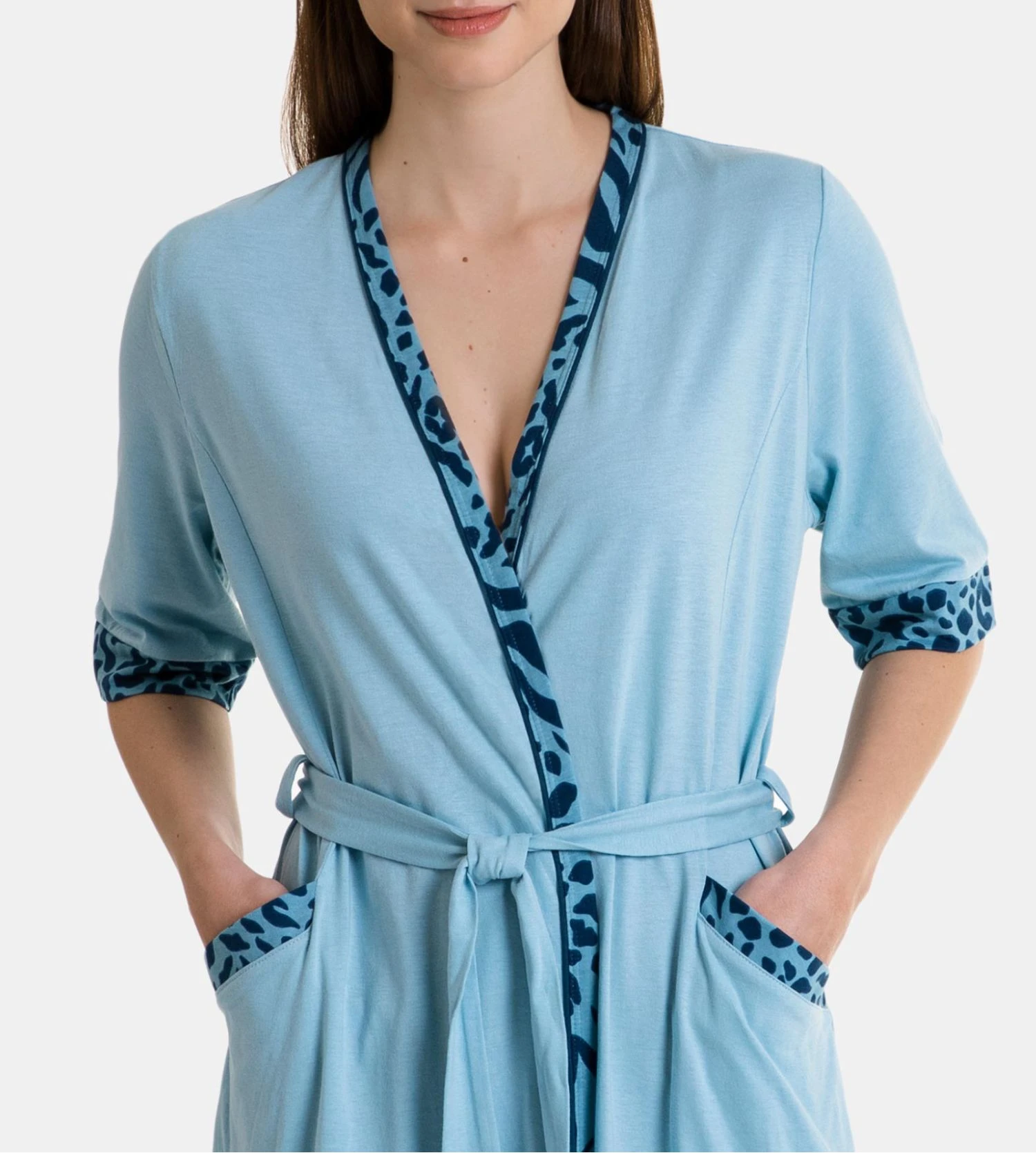 Massana Peignoir Femme Bleu Huile avec Bordures Imprimé Animal – Robe de Chambre d'Été Manches 3/4 6 Massana Peignoir Femme Bleu Huile avec Bordures Imprimé Animal – Robe de Chambre d'Été Manches 3/4 – Image 4