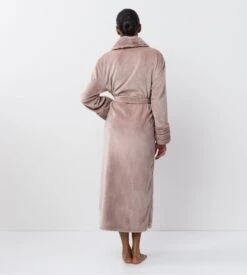 Peignoir Long Rose Aruelle Demi – Robe de Chambre Pilou avec Col Châle en Fourrure 11 Peignoir Long Rose Aruelle Demi – Robe de Chambre Pilou avec Col Châle en Fourrure -Lingerie Sipp peignoir long col chale pilou uni rose 3