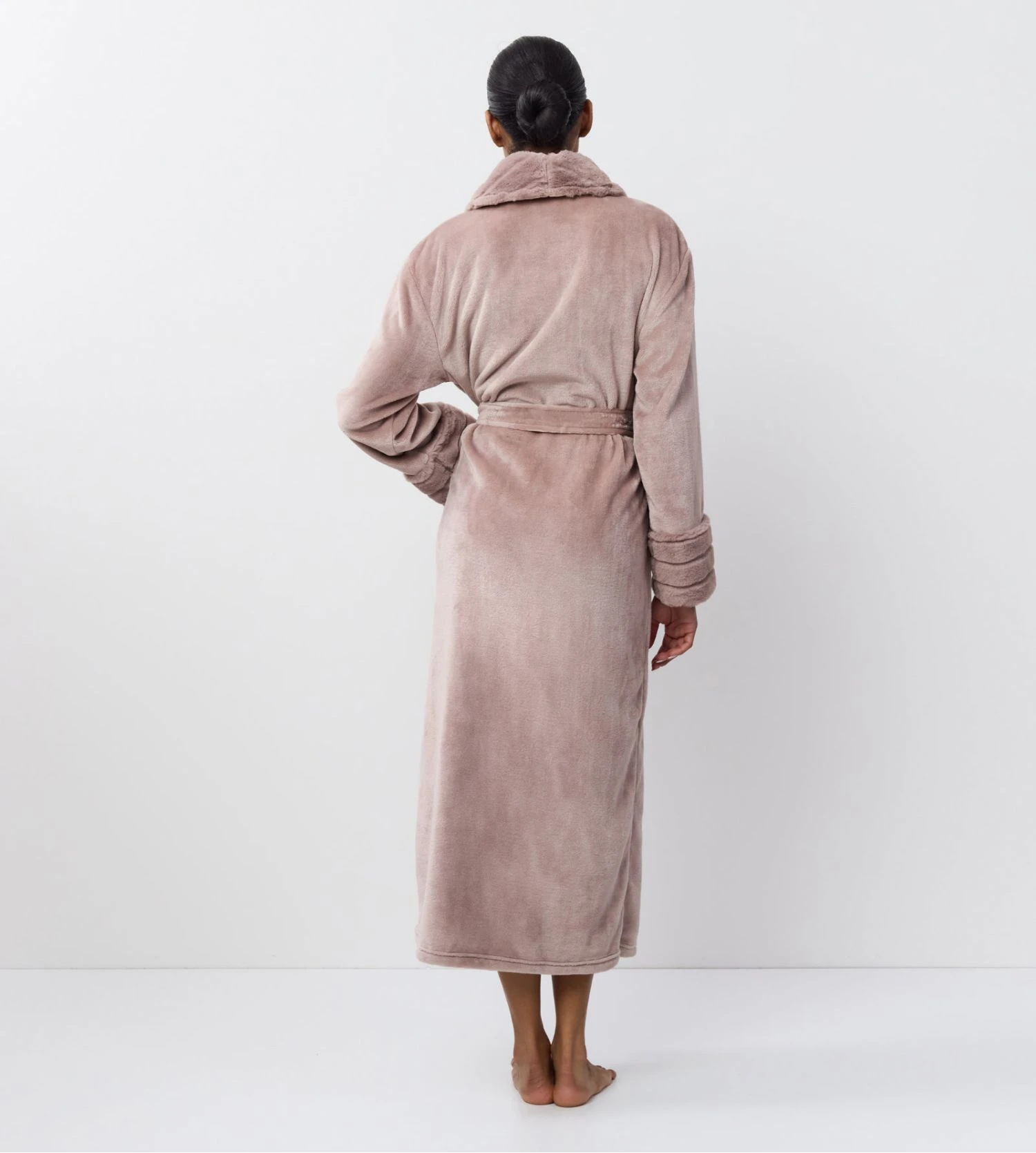 Peignoir Long Rose Aruelle Demi – Robe de Chambre Pilou avec Col Châle en Fourrure 6 Peignoir Long Rose Aruelle Demi – Robe de Chambre Pilou avec Col Châle en Fourrure – Image 4
