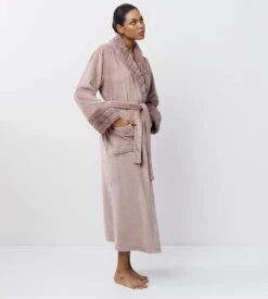 Peignoir Long Rose Aruelle Demi – Robe de Chambre Pilou avec Col Châle en Fourrure 13 Peignoir Long Rose Aruelle Demi – Robe de Chambre Pilou avec Col Châle en Fourrure -Lingerie Sipp peignoir long col chale pilou uni rose 4