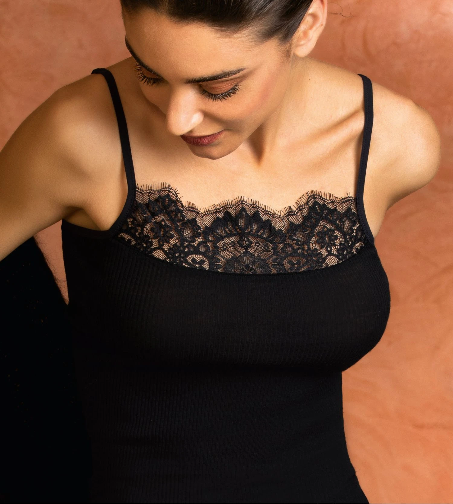 Lise Charmel Plaisir Caresse Noir - Top en Laine et Soie avec Dentelle Raffinée 7 Lise Charmel Plaisir Caresse Noir - Top en Laine et Soie avec Dentelle Raffinée – Image 5