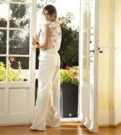 Top en Dentelle Lise Charmel Princesse Iris Écru Nacre - Haut de Luxe en Guipure et Soie 12 Top en Dentelle Lise Charmel Princesse Iris Écru Nacre - Haut de Luxe en Guipure et Soie -Lingerie Sipp princesse iris top crochet 0199 ecru nacre blanc 2