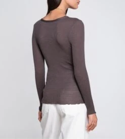 Pull Oscalito Taupe en Laine et Soie à Fils Argentés – Top Col Rond en Maille Côtelée 11 Pull Oscalito Taupe en Laine et Soie à Fils Argentés – Top Col Rond en Maille Côtelée -Lingerie Sipp pull femme laine et soie taupe 3