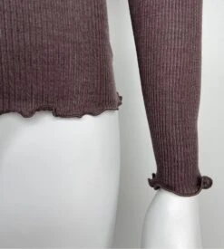 Pull Oscalito Taupe en Laine et Soie à Fils Argentés – Top Col Rond en Maille Côtelée 12 Pull Oscalito Taupe en Laine et Soie à Fils Argentés – Top Col Rond en Maille Côtelée -Lingerie Sipp pull femme laine et soie taupe 4