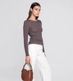Pull Oscalito Taupe en Laine et Soie à Fils Argentés – Top Col Rond en Maille Côtelée 13 Pull Oscalito Taupe en Laine et Soie à Fils Argentés – Top Col Rond en Maille Côtelée -Lingerie Sipp pull femme laine et soie taupe 5