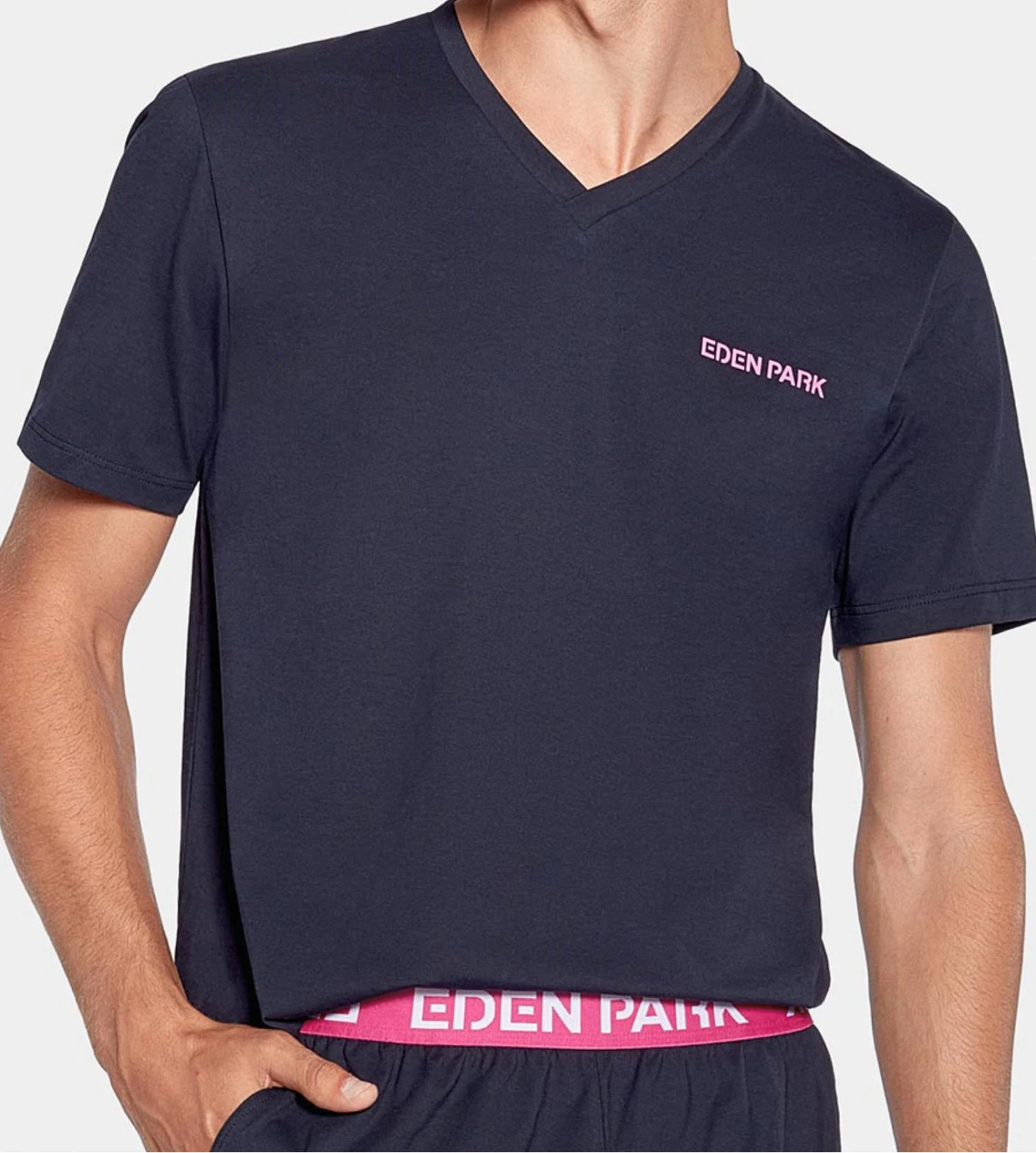 Eden Park Pyjama Court Homme Marine en Coton – Ensemble T-shirt Col V et Short Signature 6 Eden Park Pyjama Court Homme Marine en Coton – Ensemble T-shirt Col V et Short Signature – Image 4