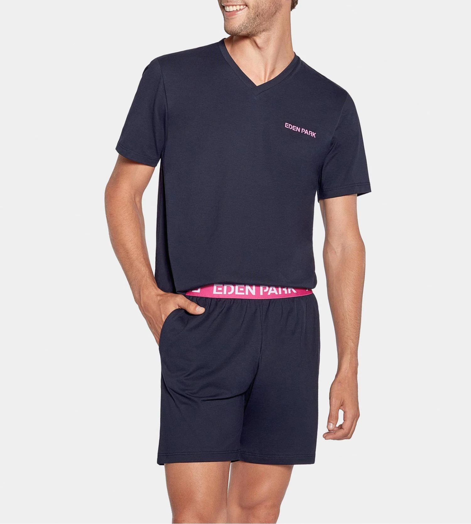 Eden Park Pyjama Court Homme Marine en Coton – Ensemble T-shirt Col V et Short Signature 3 Eden Park Pyjama Court Homme Marine en Coton – Ensemble T-shirt Col V et Short Signature