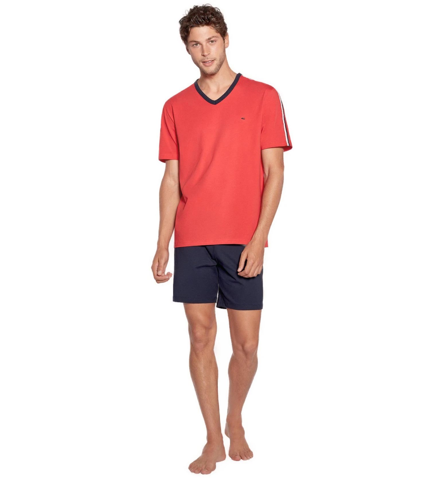 Eden Park Rouge Tango à Bandes Tricolores – Pyjama Court Col V en Coton pour Homme 4 Eden Park Rouge Tango à Bandes Tricolores – Pyjama Court Col V en Coton pour Homme – Image 2