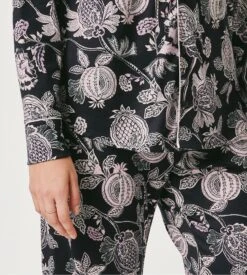Calida Pyjama Femme Moonlight Dreams Imprimé Noir - Ensemble en Modal et Soie Coupe Droite 12 Calida Pyjama Femme Moonlight Dreams Imprimé Noir - Ensemble en Modal et Soie Coupe Droite -Lingerie Sipp pyj d ent bt droit 807 black print 4