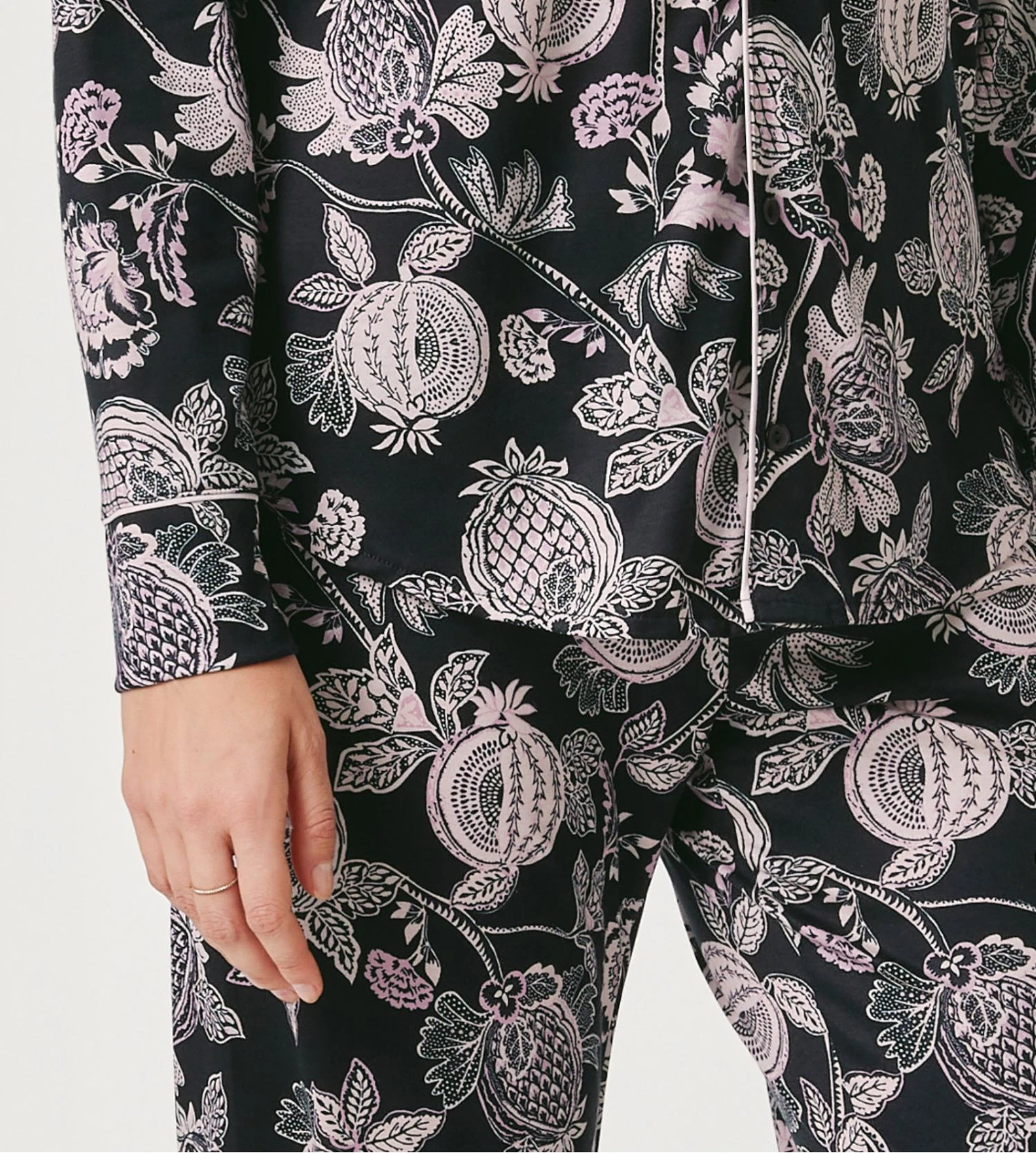 Calida Pyjama Femme Moonlight Dreams Imprimé Noir - Ensemble en Modal et Soie Coupe Droite 7 Calida Pyjama Femme Moonlight Dreams Imprimé Noir - Ensemble en Modal et Soie Coupe Droite – Image 5