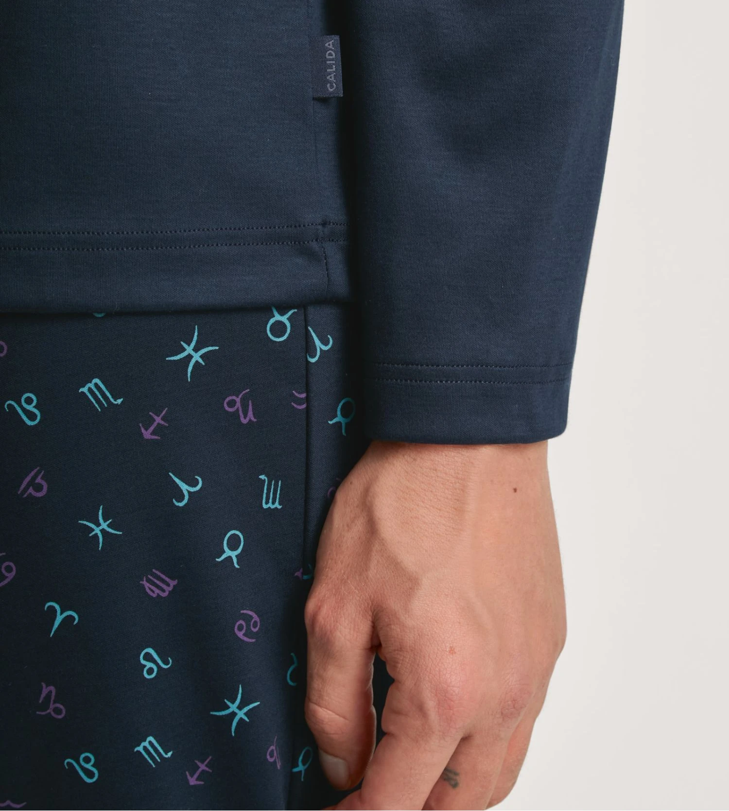 Pyjama Homme Calida Relax Selected 6 Dark Sapphire – Ensemble en Coton Supima® Premium 6 Pyjama Homme Calida Relax Selected 6 Dark Sapphire – Ensemble en Coton Supima® Premium – Image 4