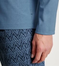 Calida Pyjama Homme Long Relax Imprint 2 – Bleu Coronet avec Col Tunisien et Pantalon Imprimé -Lingerie Sipp pyj h long tunisien droit coronet blue 3