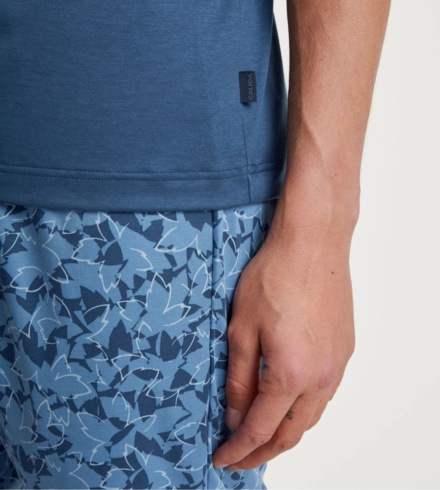 Calida Pyjama Court Relax Superlight Saragossa Blue – Ensemble T-Shirt Uni et Short Imprimé Géométrique 5 Calida Pyjama Court Relax Superlight Saragossa Blue – Ensemble T-Shirt Uni et Short Imprimé Géométrique – Image 3