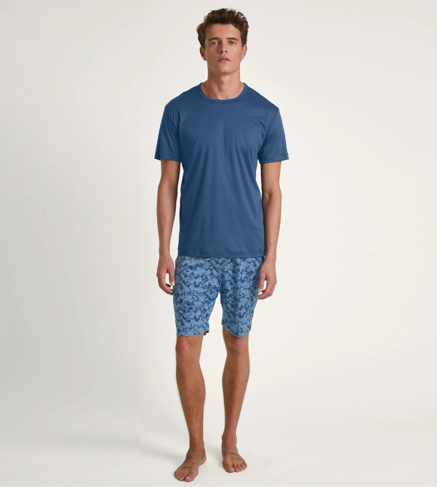 Calida Pyjama Court Relax Superlight Saragossa Blue – Ensemble T-Shirt Uni et Short Imprimé Géométrique 7 Calida Pyjama Court Relax Superlight Saragossa Blue – Ensemble T-Shirt Uni et Short Imprimé Géométrique – Image 5