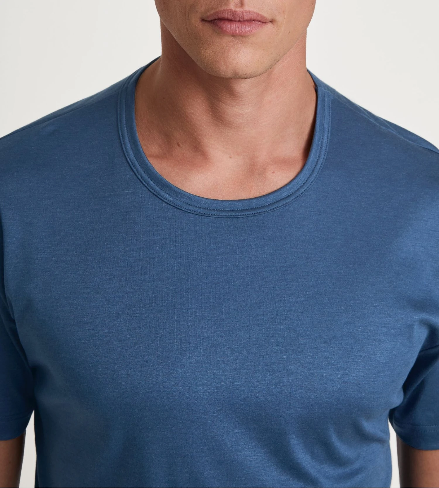 Calida Pyjama Court Relax Superlight Saragossa Blue – Ensemble T-Shirt Uni et Short Imprimé Géométrique 8 Calida Pyjama Court Relax Superlight Saragossa Blue – Ensemble T-Shirt Uni et Short Imprimé Géométrique – Image 6