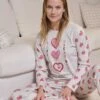 Pyjama Polaire Doux Pour Femme Gris Avec Des Petits Coeurs Rouges -Lingerie Sipp pyjama avec coeurs rouges gris chine