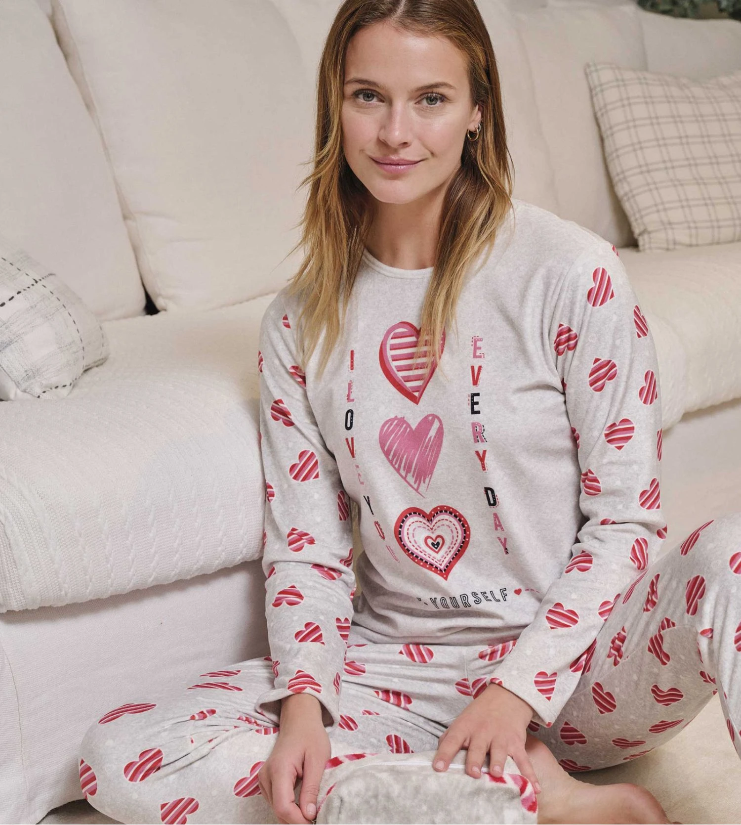 Pyjama Polaire Doux Pour Femme Gris Avec Des Petits Coeurs Rouges 3 Pyjama Polaire Doux Pour Femme Gris Avec Des Petits Coeurs Rouges