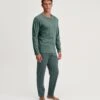 Pyjama Homme Calida Relax Comfy Vert Sauge et Pantalon Dark Glen – 100% Coton Premium 2 Pyjama Homme Calida Relax Comfy Vert Sauge et Pantalon Dark Glen – 100% Coton Premium -Lingerie Sipp pyjama droit dark glen