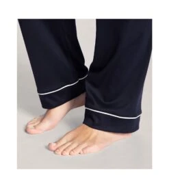 Calida Dark Lapis Blue avec Passepoil Blanc – Night Lovers Pyjama Boutonné Coton Supima -Lingerie Sipp pyjama femme a boutons night lovers 339 dark lapis blue 4