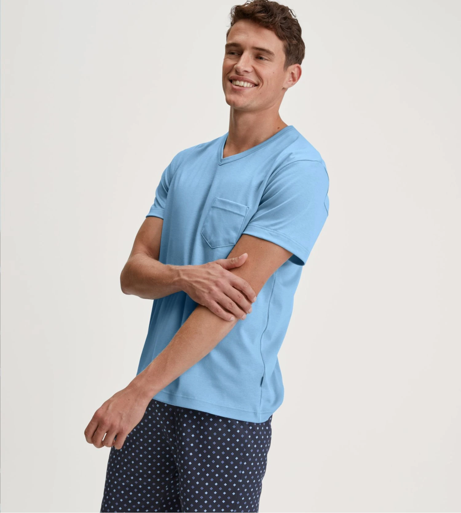 Calida Pyjama Col V En Coton Doux Pour Homme Relax Streamline Glacier Lake 8 Calida Pyjama Col V En Coton Doux Pour Homme Relax Streamline Glacier Lake – Image 6