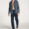 Calida Dark Sapphire Relax Imprint – Pyjama Rayé Boutonné 100% Coton 2 Calida Dark Sapphire Relax Imprint – Pyjama Rayé Boutonné 100% Coton -Lingerie Sipp pyjama homme elegant relax imprint 479 dark sapphire