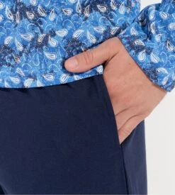 Hom Pyjama Long Vibe Imprimé Graphique Bleu – Ensemble de Nuit 100% Coton 10 Hom Pyjama Long Vibe Imprimé Graphique Bleu – Ensemble de Nuit 100% Coton -Lingerie Sipp pyjama long homme vibe imprime bleu 2